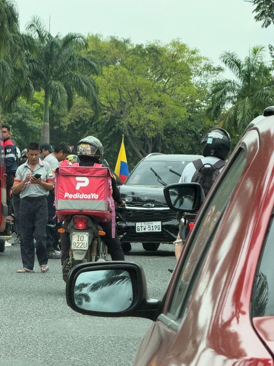 EmergenciasEc's tweet photo. Urgente!
Se reporta hace unos momentos un fuerte ataque armado a un vehículo en Daule. https://t.co/NocZjJeJnI