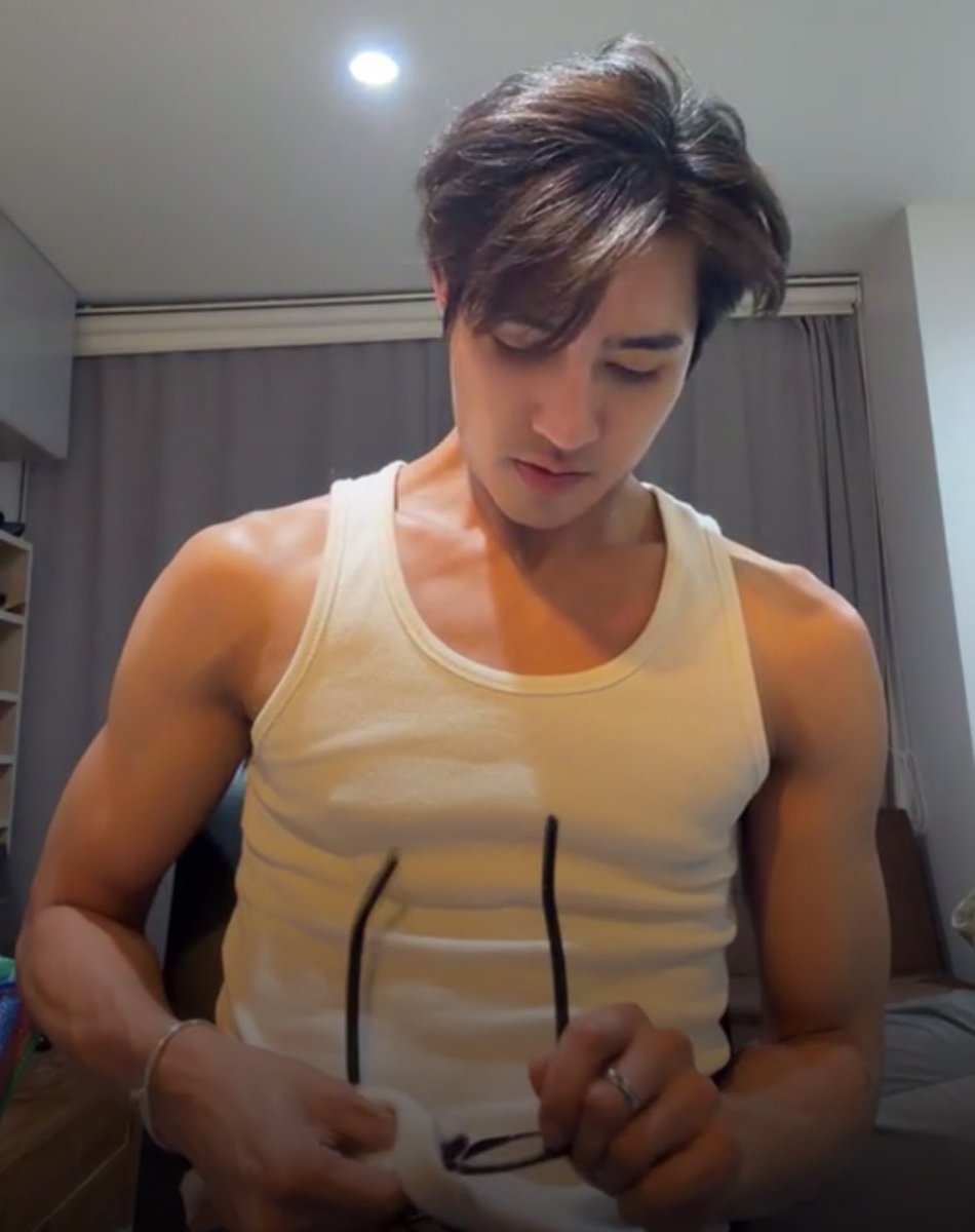 sftnrnemx's tweet photo. MAN THOSE BICEPS?!?!? SCREAMING CRYING https://t.co/l4DiX97mgK