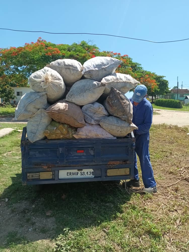 ivan79664996's tweet photo. Excelentes resultados de este sábado en el proyecto recicla mi barrio del Municipio Yagujay,llegandole al 100% de la población @ArbolayFreddy @comunicaERMPSS @cubarecicla @DeivyPrezMartn1 @JorgeLTamayoD @MarilynRamPol @ReciclajeSSp #vamospormas #somoscontinuidad https://t.co/4yAnXU4Hto