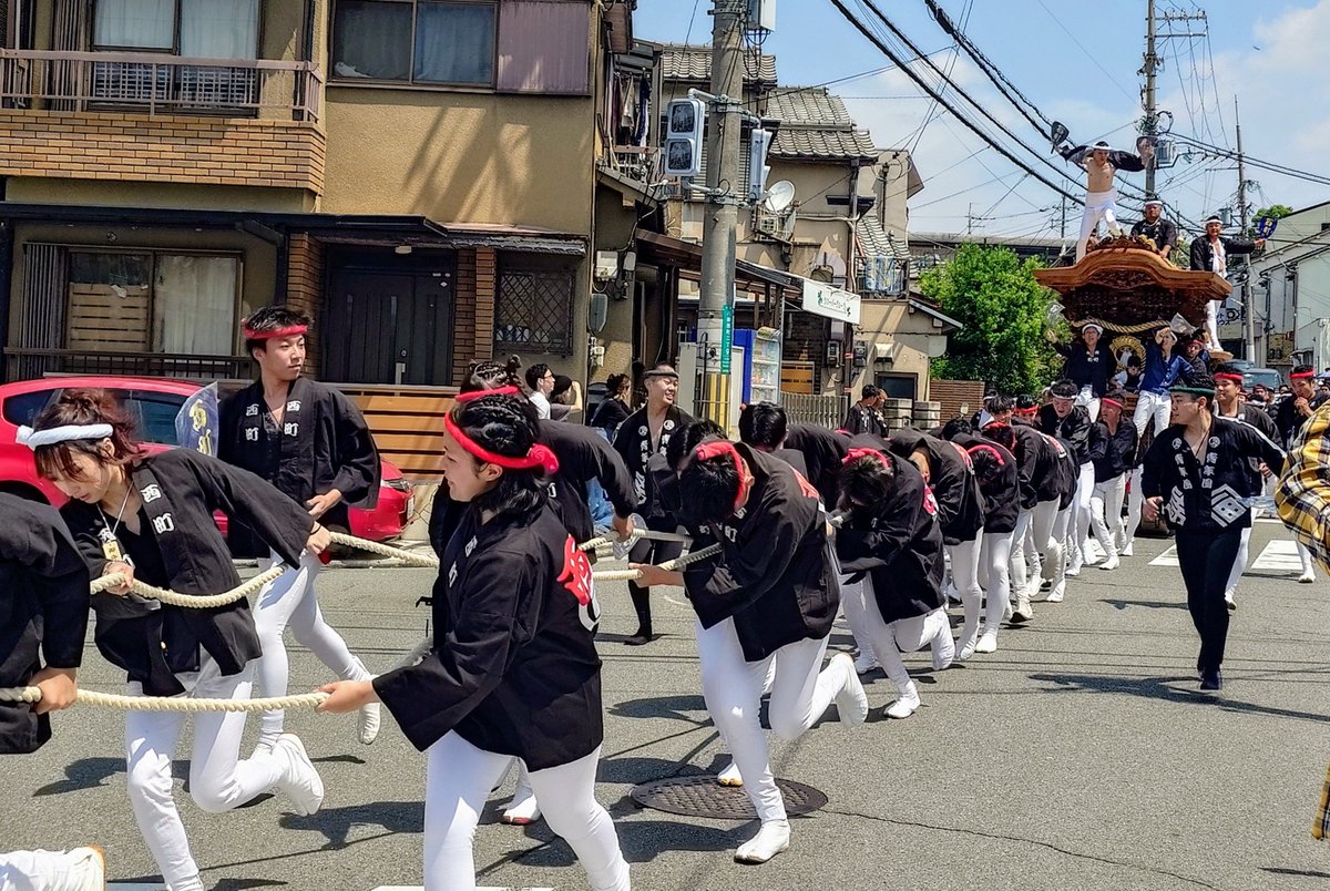 omatsuri_z's tweet photo. 丁度昨年の今日6月21日、堺市 八田西町の地車昇魂式でした。
近年入魂式･昇魂式関係の行事は行かない人でしたが、慣れ親しんだ隣町の地車にはお別れしたくて見物に行きましたね😊
あれから一年…いつか復活しないかなぁ…
#八田西町地車 https://t.co/x6Y4puJ0FE