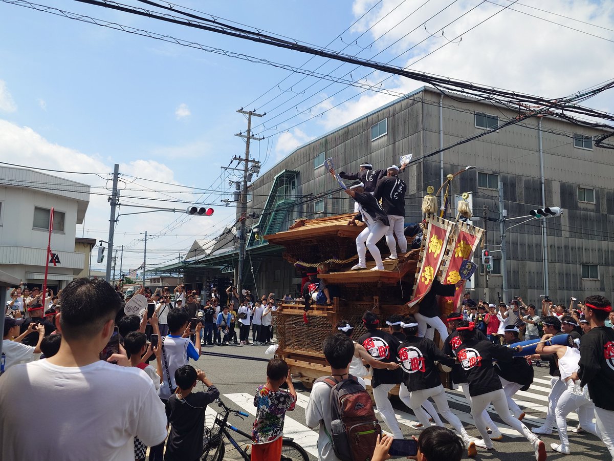 omatsuri_z's tweet photo. 丁度昨年の今日6月21日、堺市 八田西町の地車昇魂式でした。
近年入魂式･昇魂式関係の行事は行かない人でしたが、慣れ親しんだ隣町の地車にはお別れしたくて見物に行きましたね😊
あれから一年…いつか復活しないかなぁ…
#八田西町地車 https://t.co/x6Y4puJ0FE