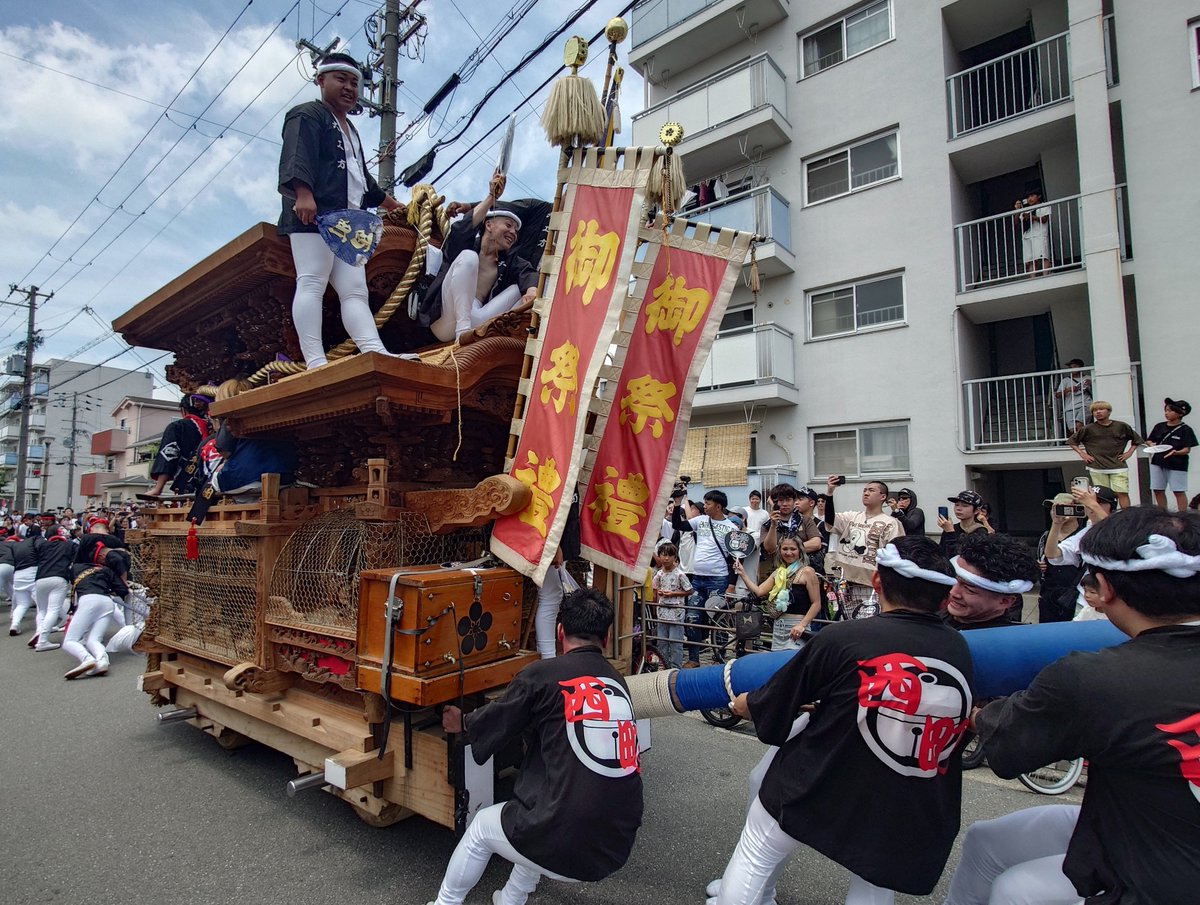 omatsuri_z's tweet photo. 丁度昨年の今日6月21日、堺市 八田西町の地車昇魂式でした。
近年入魂式･昇魂式関係の行事は行かない人でしたが、慣れ親しんだ隣町の地車にはお別れしたくて見物に行きましたね😊
あれから一年…いつか復活しないかなぁ…
#八田西町地車 https://t.co/x6Y4puJ0FE