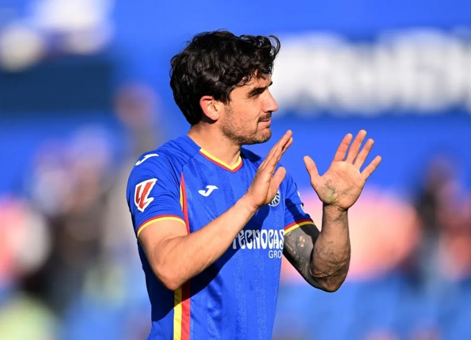 xaviercarp's tweet photo. Desde su debut en 2013, Mauro Arambarri tiene el palmarés en blanco. Nunca coronó. Con 30 años, propenso a lesiones crónicas y en edad de descarte europeo, en River lo presentan como un refuerzo de jerarquía. ¡Bienvenidos a la era de los negociados de Bragarnik! #River 💵 https://t.co/kEReh0ZeLJ
