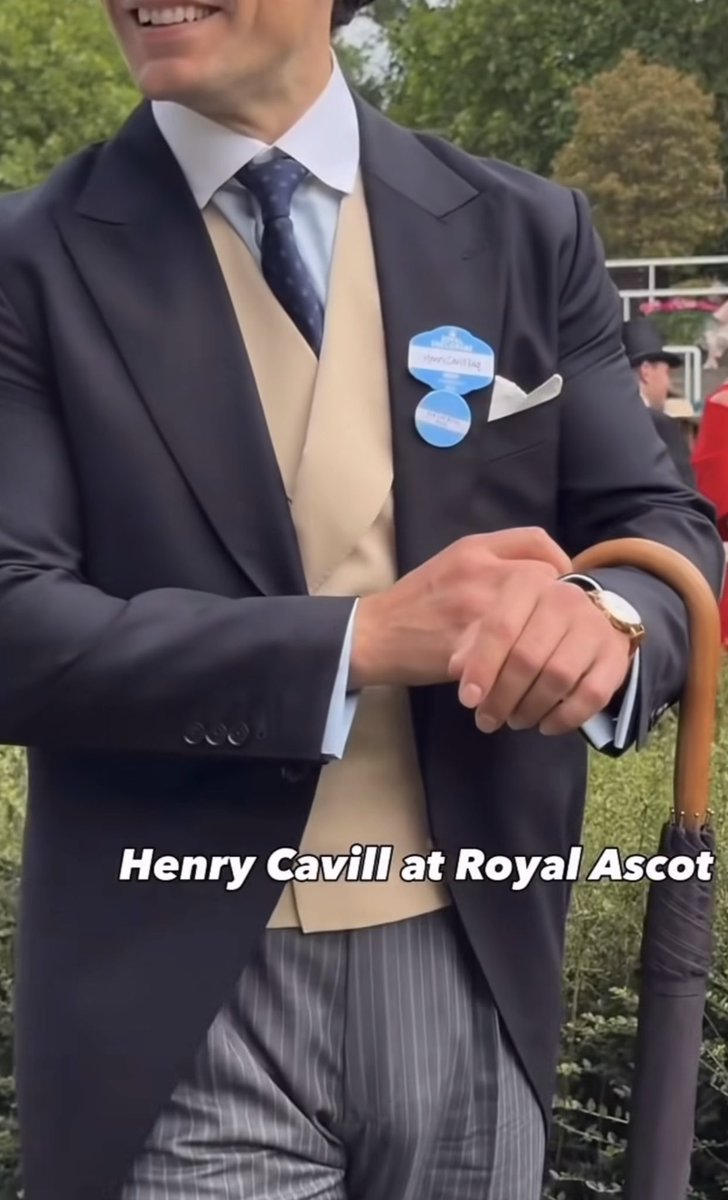 tranluanhere's tweet photo. Cũng to đấy 😂 nhưng sao đi sự kiện , mà quên mặc sịp vậy anh #henrycavill https://t.co/w4EvQ5oV4c