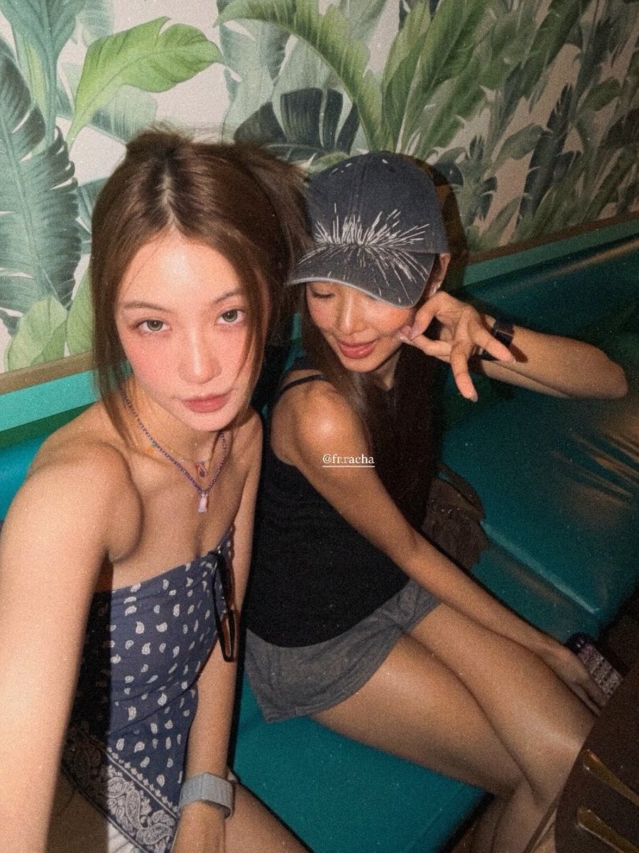 mmffhun's tweet photo. สมัยตอนที่พี่น้ำตาลพูดว่า น้องฟิล์มจะให้จีบมั้ยหละกลัวอะท่านพูดว่า ท่านชอบผู้หญิงตัวเล็กน่ารัก รักสัตว์ รักหมา จนท่านจีบไปสักพัก ท่านบอกว่า ชอบคนสวย ตัวเล็กน่ารัก สายฝอ แต่ลูกสาวแม่ชอบพี่คนสวยเซ็กซี่ เข้าใจทุกอย่างแล้วค่ะ ชั้นก็ชอบ T____T https://t.co/PcdswEYCyH