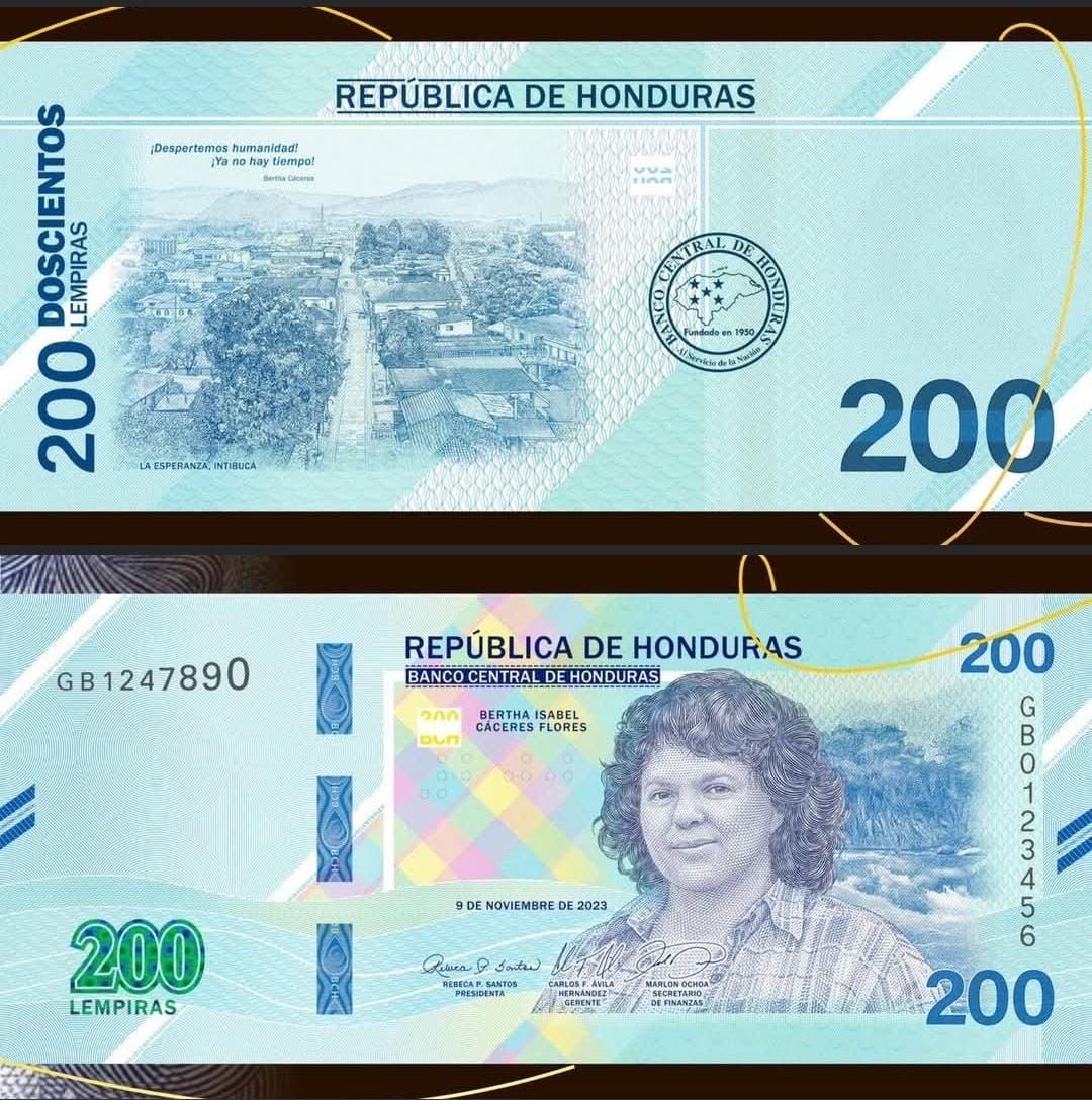 OliviaMarcelaZ1's tweet photo. En defensa de Bertha.

#BerthaCáceres era hondureña y fue asesinada por haber defendido a la gente hondureña y a los bienes naturales comunes de Honduras.

Sus asesinos sí son extranjeros y fueron apoyados por estructuras de todos los niveles gubernamentales oficialistas del Partido Nacional en la ejecución del crimen, y posteriormente, en blindarles de impunidad.

Hoy, después de una década de su asesinato, el Gobierno nacionalista de Nasry Asfura intenta culminar el crimen mediante la eliminación de su memoria, que es lo que queda de ella, y cumplir así con el mandato de extranjeros de su misma etnia y acabar con la existencia en el imaginario colectivo de una lideresa lenca que dió la vida en defensa de la soberanía nacional y la autodeterminación de los pueblos, una guerrera catracha indígena que luchó por lo opuesto al gobierno de Nasry Asfura; caracterizado por la entrega de la soberanía a mansalva y la privatización de los bienes públicos que le pertenecen al pueblo hondureño.

#BerthaHeroínaHondureña te amamos y te defenderemos hasta el último halo de vida.