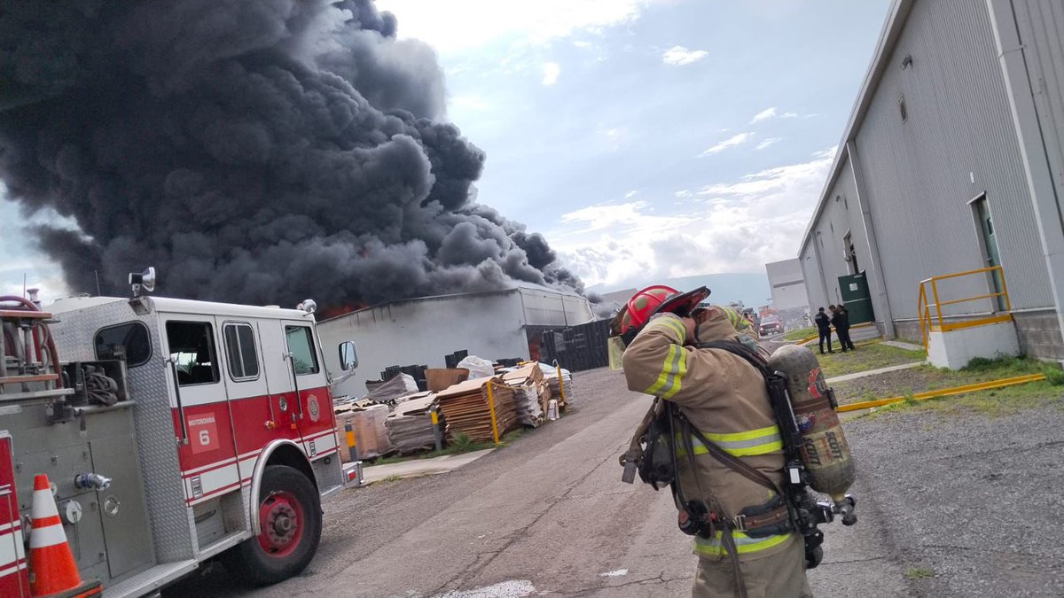 VigiaDigitalQro's tweet photo. #VigíaUrbano👁️🚨🚔| 🔥🏭🚒| Las llamas se  prepararon rápidamente y consumieron una gran cantidad de material; se evacuaron en las instalaciones y no hay personas lesionadas
Los detalles 👉🏻 https://t.co/Wu5Rz5Ml5q https://t.co/Bms6roBoqy