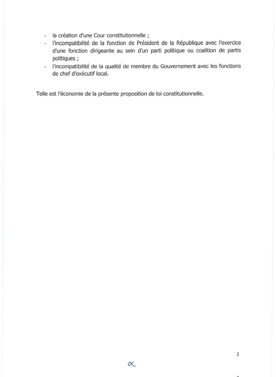 MadiambalD's tweet photo. Lisez le Projet de Loi portant réforme de la Constitution.  En attendant les opportuns amendements coups de Jarnac qui ne manqueront pas... https://t.co/06FQuPKy5Q