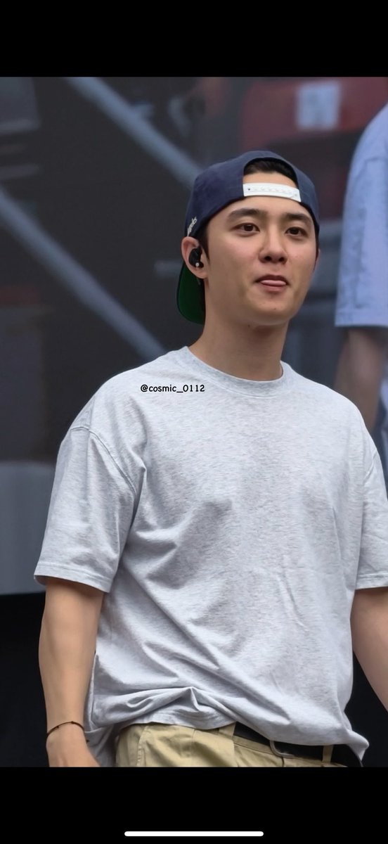cosmic_0112's tweet photo. 260620 soundcheck in KL 🇲🇾🇲🇾
#EXHORIZONinKL 
#도경수 #경수 #디오 #KYUNGSOO #DOHKYUNGSOO https://t.co/UljVdnqTXr