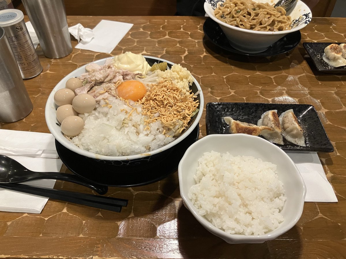 galivege's tweet photo. #特級中華蕎麦洋介 つくば
今日は予定を変更して上横場の洋介へ
豚まぜそば大盛りニンニクうずら餃子ハーフ半ライス　
まずはそのまま美味しく食べ進め、中盤にブラックペッパー、酢で仕上がりました👍
美味しく飽きずに完食、ごちそうさまでした🙏
#龍介 #豚そば #G系 https://t.co/Dm6e5yasHD