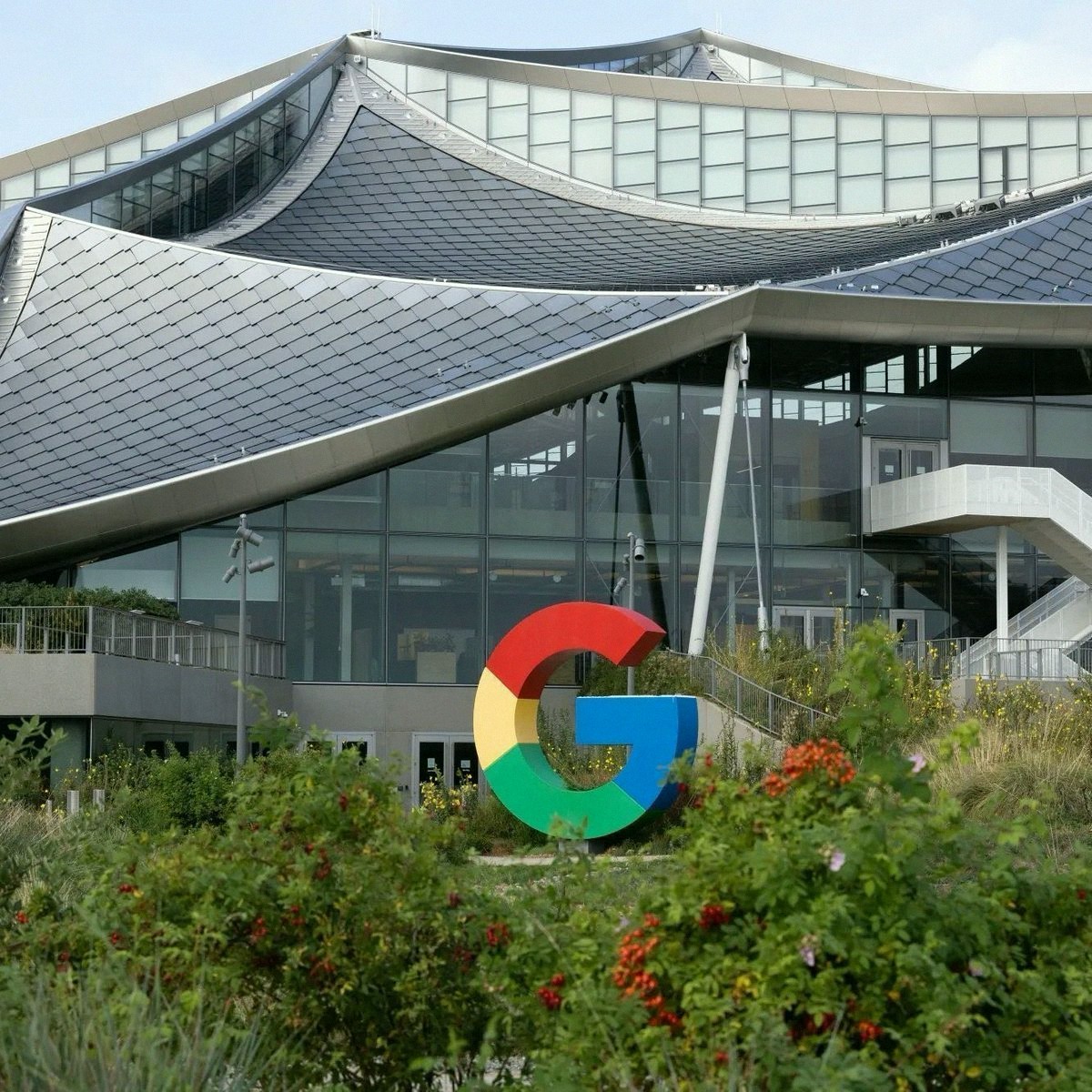 dashawnieee1's tweet photo. Berkshire Hathaway just made Google one of its top 5 biggest stock bets 🐐📈 $GOOGL now sitting pretty alongside their other heavy hitters $BRK.B https://t.co/mYiwwQn7jN
