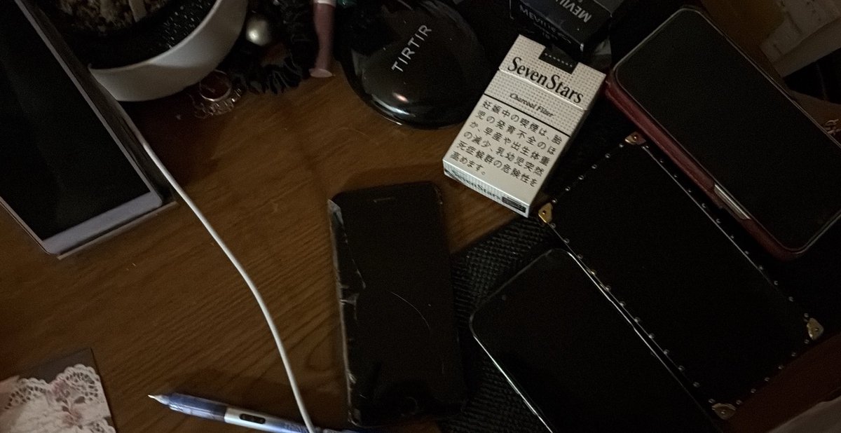 Chan_o329's tweet photo. え？？寝っ転がってたら急に机の上からプシューーー
って聞こえだしたんやけど、
スピーカーの音に聞こえて、電源入れてないのに
何事？！って耳に当てたけど何も聞こえへんし、
この写真の状態の携帯全部タップしたけど
何も鳴ってない…
何なら持ってる携帯まで怪しんだ(笑)
そんなんしてるうちに、
ザーーーに音変わってバリ焦る(;;°;ё;°;;)
え？何？イヤホン？何も鳴ってない…でも焦げ臭い！
煙出てる！何！と思ったら…
まさかのリレックス？電子タバコやん😭
んでカートリッジまさかの🧟‍♀️…オワタ(꒪⌓꒪)
りーそくぶっ壊れました！！しっかしくっさいなー
堪らんわ😠😠😠頭痛いー。臭い取れへんがな！！
プラスチック溶けたあるし！！泣