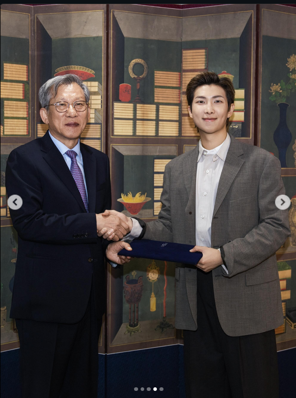 Annika_2402's tweet photo. Great news today! Congratulations Namjoon! #DailyBangtanRecap 💜 - 20th June KST #InTheBTSMagicShop
https://t.co/cSD5eh65Ts
The Calendar (pinned) has been updated as always 🫶 https://t.co/7LLYHlgR2J
