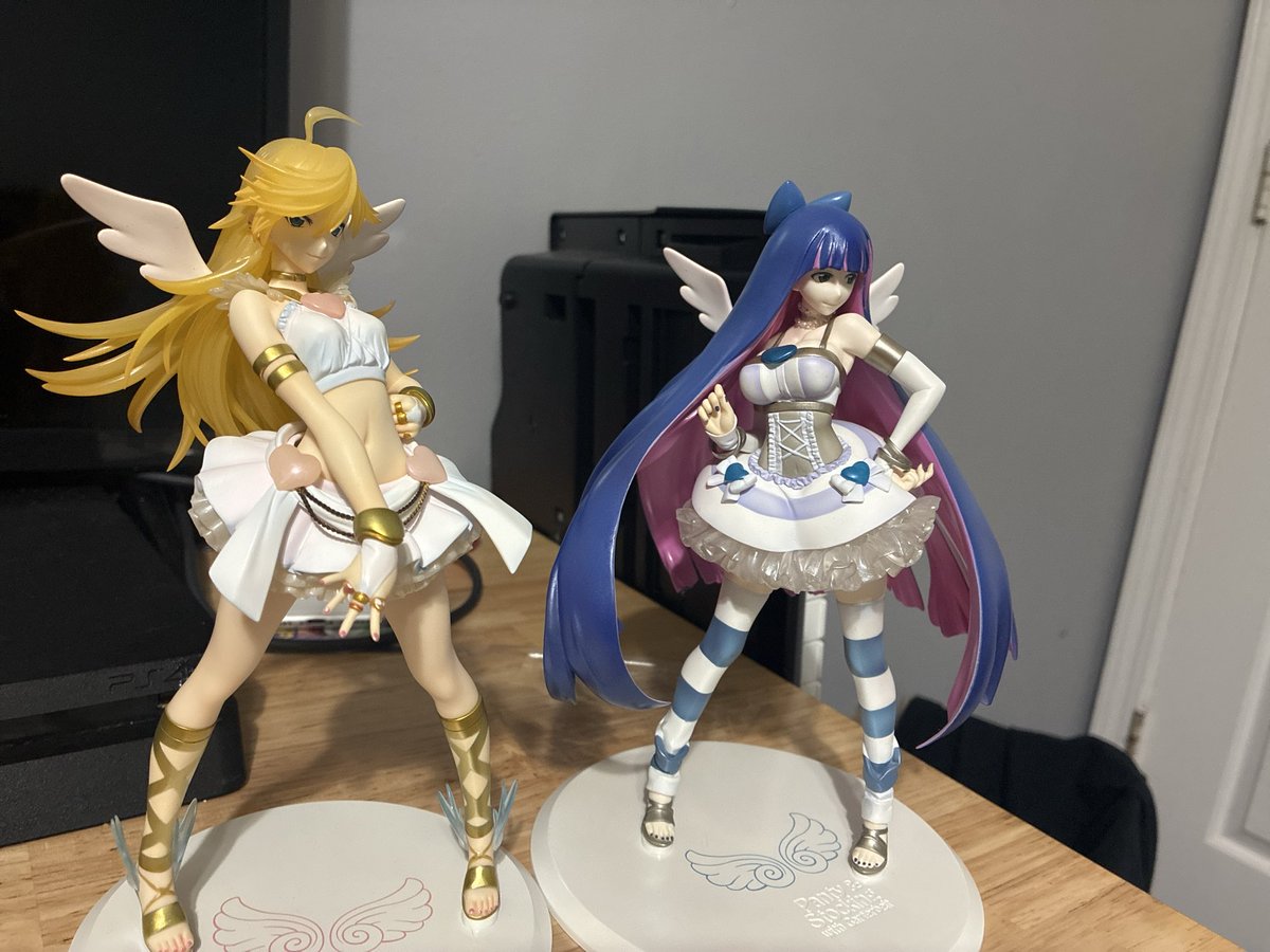 zepplin1987's tweet photo. Got some grails, I really only wanted stocking but the seller insisted on selling both I got them for 200 USD which was a great prince considering that they both sell for more then 200$ online for one of em. I guess i have to have a panty now😞 great figures tho https://t.co/5fl6wpuXQs