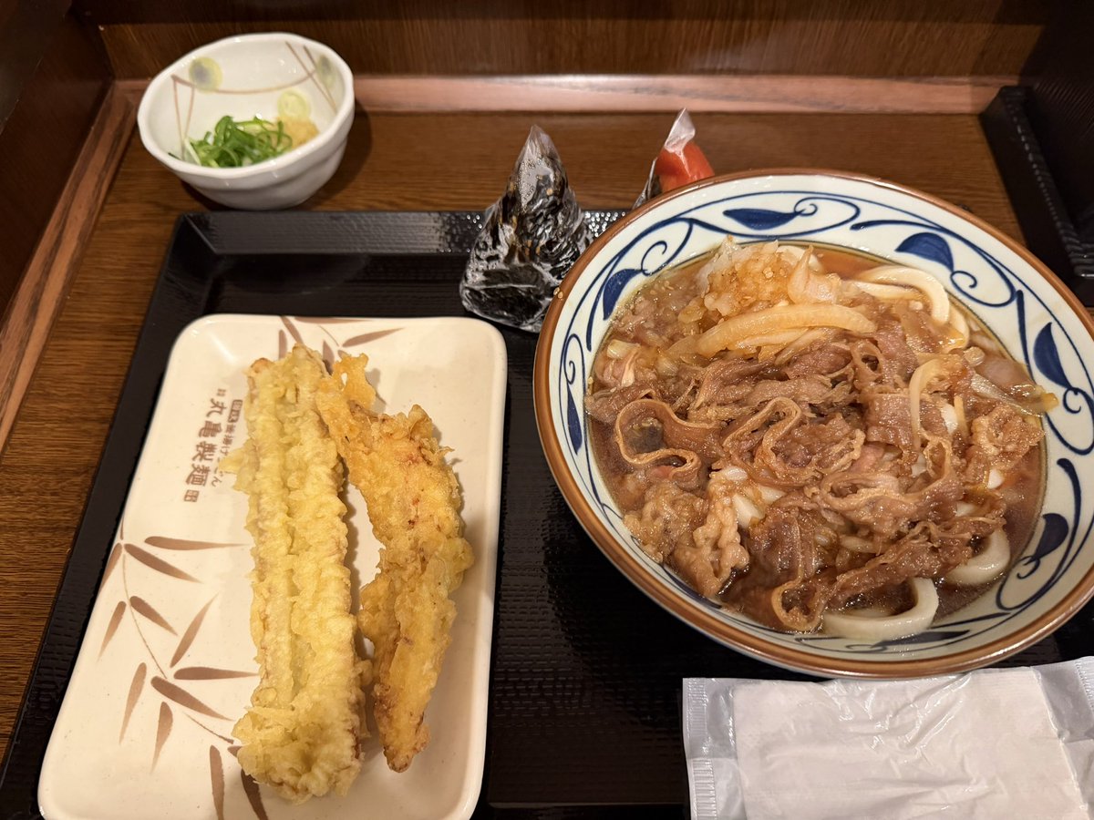 furu2kobe's tweet photo. 15日目 87.0kg
今日はチートデイです。お昼に好きなもの食べて良い。雨の中わざわざ15分ほど歩いて丸亀製麺へ🍙
天ぷらに脳が…脳が震える🍤 https://t.co/DZyMue2na7