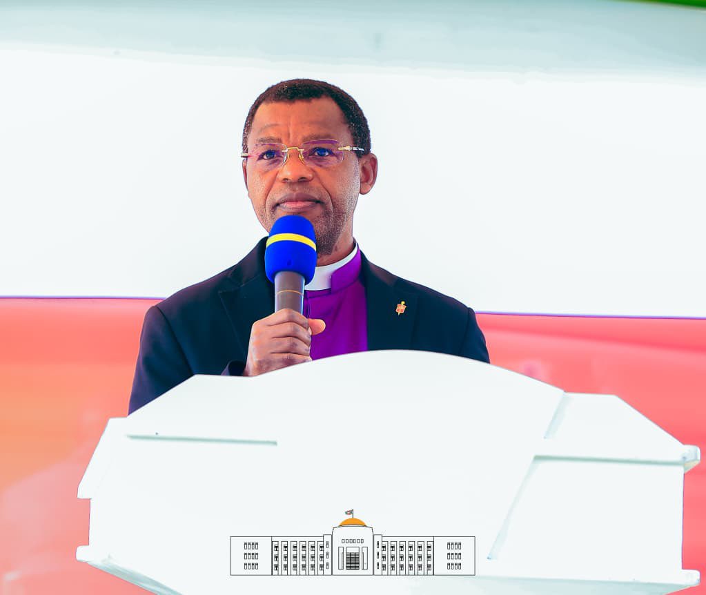 NtareHouse's tweet photo. A la troisième et dernière journée de la Prière Nationale d’Action de Grâce organisée à Muyinga, dans la province de Buhumuza, dans le cadre du sixième anniversaire de l’investiture de Son Excellence Evariste Ndayishimiye à la magistrature suprême, les enseignements aux leaders ont été honorés par la présence de la Première Dame du Burundi, Son Excellence Angeline Ndayishimiye, au Stade Umuco.

Au cours de ces ces enseignements, Monseigneur Emmanuel Sinzohagera, Représentant régional de l’Église Méthodiste Unie, s’est appuyé sur la parole biblique servant de fondement à cette prière ainsi que son thème central, avant d’aborder la leçon consacrée au leadership.

A ce titre, il est revenu sur les caractéristiques d’un véritable leader, en citant notamment le service aux autres, la capacité d’écoute, le fait de savoir déléguer les responsabilités, l’humilité, avoir une vision claire, disposer d’un plan précis sur la direction à suivre, avoir une vision d’avenir, former et multiplier d’autres leaders, agir avec intégrité, confier des responsabilités, rechercher des collaborateurs compétents, savoir prendre les bonnes décisions rapidement, demmander conseil et entretenir une relation étroite avec Dieu.

Concernant les caractéristiques d’un mauvais leader, il a indiqué qu’il s’agit notamment de vouloir tout garder pour soi et tout faire seul, ne pas accepter les conseils, vouloir tout contrôler personnellement, utiliser les autres comme des instruments, diriger par la peur, imposer des sanctions injustes, intimider ses collaborateurs, ignorer les problèmes de ceux que l’on dirige, manquer d’intérêt pour leurs préoccupations, faire preuve d’orgueil, d’arrogance et d’autres comportements similaires.

Monseigneur Emmanuel Sinzohagera, s’appuyant également sur les Saintes Écritures, a ensuite présenté les qualités d’un bon leader, parmi lesquelles de bonnes valeurs morales et un comportement exemplaire, l’humilité, la sagesse, la compassion envers ceux que l’on dirige, la capacité d’expliquer clairement les objectifs de son institution, une bonne communication, l’esprit d’équipe, l’acceptation de rendre compte de ses actes, ainsi que la conscience que personne n’est au-dessus de la loi. Un bon leader doit également avoir une maturité spirituelle, comprendre l’importance de la prière et maintenir une relation constante avec Dieu, car aucune autorité, a-t-il rappelé, ne vient sans Dieu.

Au cours de cet enseignement, Monseigneur Sinzohagera a également mis en lumière certains facteurs pouvant conduire à l’échec du leadership. Il a notamment cité l’orgueil, le refus des conseils, l’amour excessif de l’argent, l’abus de pouvoir, la peur empêchant de prendre de bonnes décisions, le manque de caractère, le refus de déléguer, l’isolement pouvant conduire à des erreurs, l’illusion personnelle, l’autojustification, le fait de blâmer les autres, le mépris envers autrui, se considérer comme un leader exceptionnel, se renfermer sur soi-même, refuser d’écouter les autres, croire qu’aucune autre personne ne peut accomplir son travail, ainsi que le refus de la critique constructive.

Il a également évoqué les conséquences d’un leadership défaillant, notamment la perte de confiance, l’échec des décisions, les divisions internes, la destruction de l’esprit d’équipe, la stagnation de l’innovation et de la créativité, ainsi que d’autres effets négatifs.

Le Représentant régional de l’Eglise Méthodiste Unie, Monseigneur Emmanuel Sinzohagera a conclu son enseignement en rappelant que « le leadership n’est pas un privilège, mais un service ». Il a ainsi exhorté chacun à toujours placer au centre de ses responsabilités le bien-être de ceux qu’il dirige, à être un bon responsable et à poursuivre les actions de développement au service de la communauté.