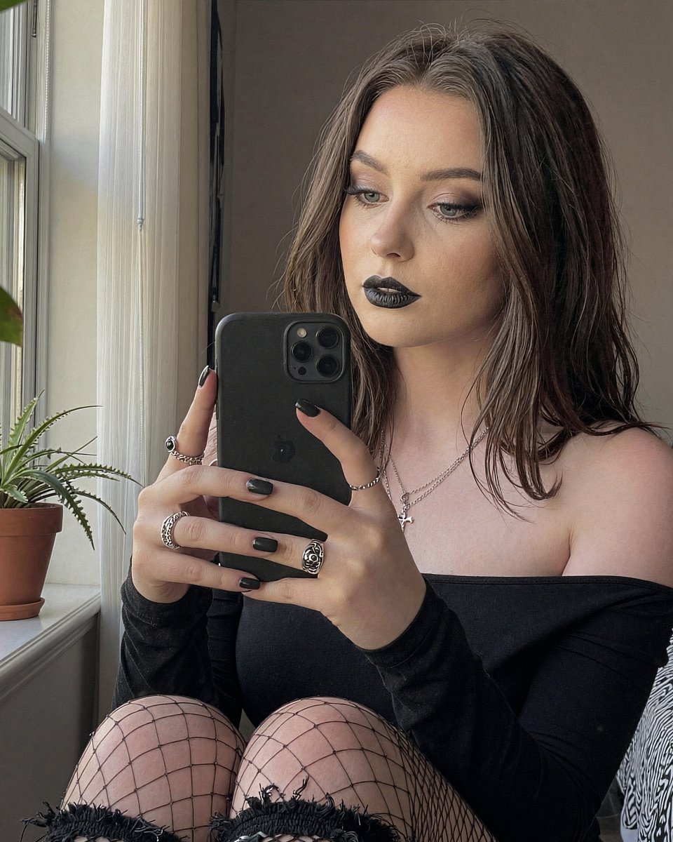SabrinaCosplays's tweet photo. If I asked for a compliment, what would you say? 😊 https://t.co/c6UZZLX9v3
