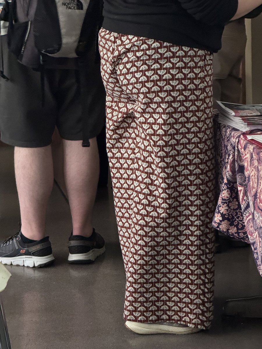spinningcycle1's tweet photo. my teacher was so hot and had a fat ass😍 #candidshots #teacher #hs #creepshot #ass #candid #hot https://t.co/bERgcQVIq1