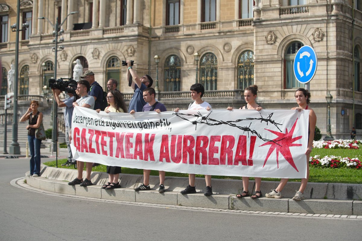 e20manifestazio's tweet photo. Jendetza elkartu gara Bilbon eskubide zibil eta politikoen defentsan!

Eskerrik kriminalizazioaren eta errepresioaren aurka gurekin izan zareten guztioi! https://t.co/Cw3Jy8cskS