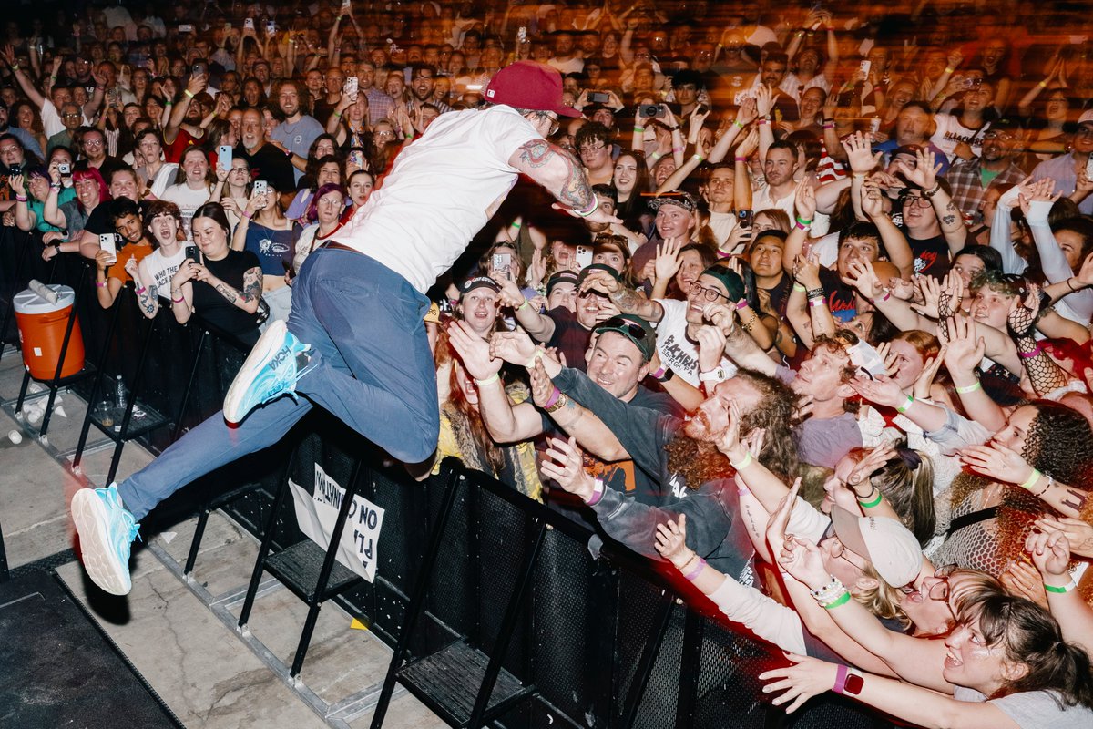 bleachersmusic's tweet photo. cleveland you guys are freaks i love it https://t.co/XXCosLswBk