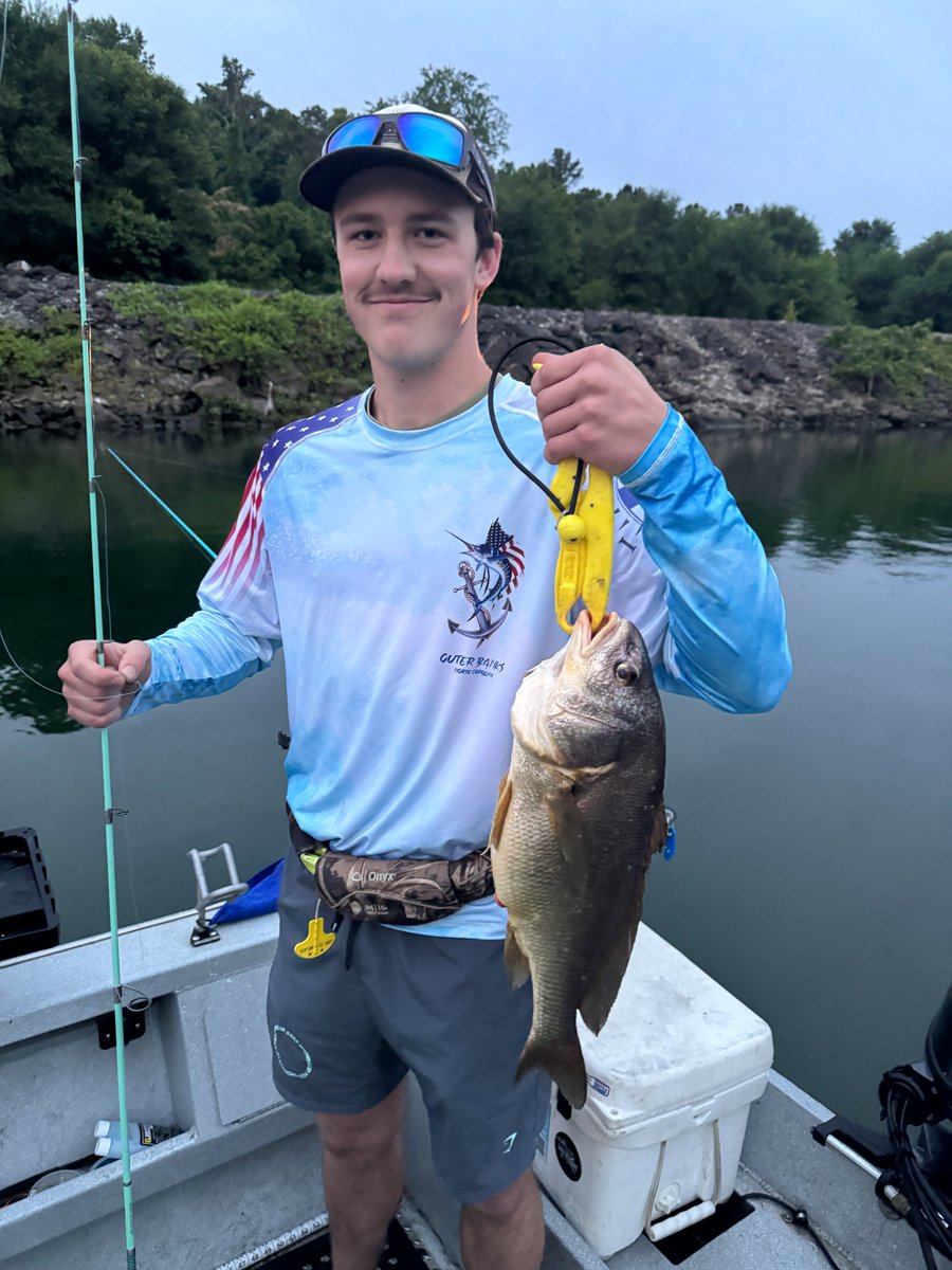 Capt_Billy_TN's tweet photo. Trophy fish alert!!!  Just had another successful "mixed bag" multi-species fishing trip!  One of the fish was a trophy sized Largemouth Bass!  Love handing out trophy certificate applications! #multispeciesfishing #guidelife #trophyfish https://t.co/DDyoLzfJyr