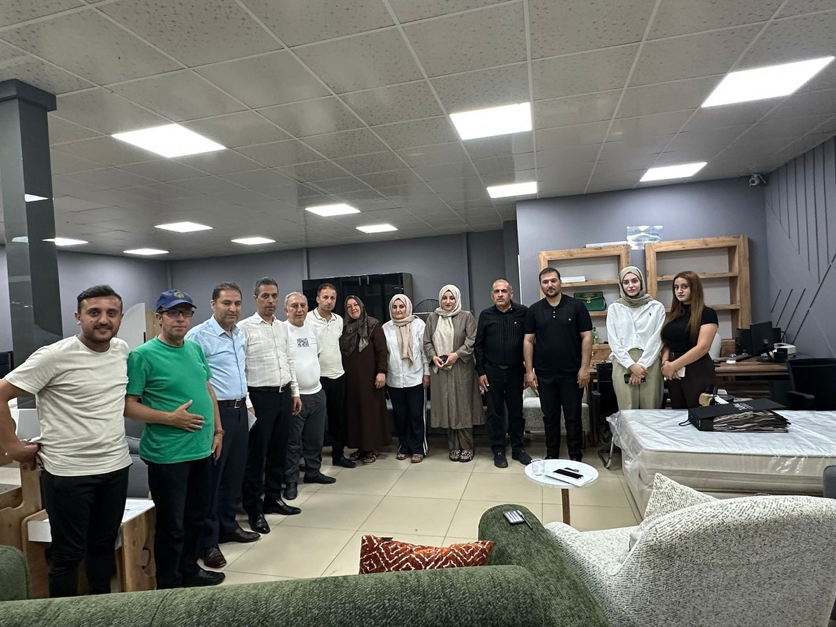 hamzaaskin's tweet photo. Mahalle yönetimlerimizle bir araya gelerek verimli bir toplantı gerçekleştirdik ve saha çalışmalarımızı istişare ettik.

Mahallelerimizin sorunlarını yerinde çözmek amacıyla vatandaşlarımızın yanında olmaya devam edeceğiz.

Emek veren tüm yol arkadaşlarımıza teşekkür ederiz. https://t.co/sP5nUPBtMF