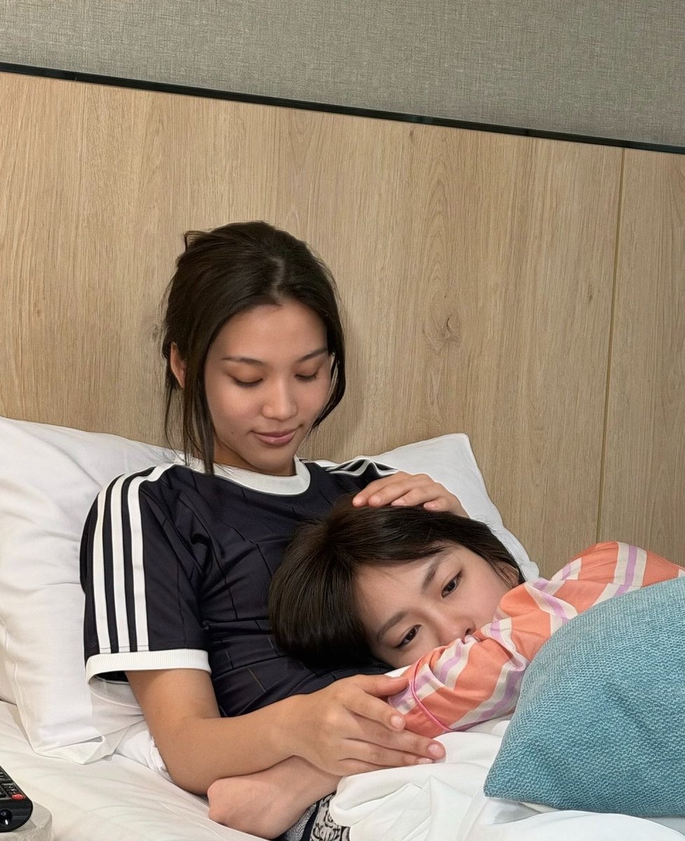 cnk_sun's tweet photo. ((กลับห้อง เปิดประตู บี๋หลับอยู่ ไปอาบน้ำก่อนดีกว่า))

((อาบน้ำเสด))
งืมๆๆ 😴
บี๋เป็นไงบ้างงงง
👀🤒
ไหนนแตะหัวหน่อยสิ มีไข้มั้ย(ลงไปนั่งที่เตียง)
((พรึ่บกระโดดมานอนหนุน))
🫳🏻🐻 อือรุมๆน้าา  กินยาแล้วใช่ป่าวว
อืออ กินแล้ว ((หงอย😣))
ไม่เปนรายย เดี๋ยวก็หายๆ 🫳🏻🐻 

ปุปุเยยย🐶🫳🏻🐻 https://t.co/A7XO40uLEE
