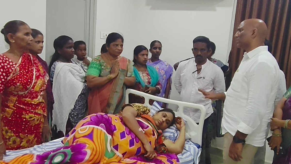 PrashantSwaero's tweet photo. భద్రకాళి తల్లి సాక్షిగా న్యాయం జరగాలి..!

భద్రకాళి అమ్మవారి ఆలయం ఏర్పడక ముందే, తరతరాలుగా అక్కడే జీవిస్తూ, అదే తమ ఊరు, అదే తమ జీవనాధారం అని భావించి జీవిస్తున్న చేరబండ రాజు కాలనీ వాసులపై కాంగ్రెస్ ప్రభుత్వం చేస్తున్న దోపిడీ అన్యాయాన్ని ఖండిస్తున్నాం.

ఆ కుటుంబాల తాతలు, ముత్తాతలు భద్రకాళి అమ్మవారి ఆలయ నిర్మాణానికి తమ వంతు సహకారం అందించారు. ఆలయానికి వెళ్లే దారికోసం కూడా తమ భూమిని ఇచ్చిన చరిత్ర వారికి ఉంది.

అలాంటి కుటుంబాలను ఈరోజు కాంగ్రెస్ ప్రభుత్వం వారి నివాస స్థలాల నుంచి వెళ్లగొట్టాలని ప్రయత్నించడం సిగ్గుచేటు.

ప్రజలు ఎన్నో ఏళ్లుగా అక్కడే నివసిస్తుంటే, వారి సమస్యలను పరిష్కరించాల్సిన ప్రభుత్వం వారిని ఇబ్బందులకు గురిచేయడం, ప్రాథమిక సౌకర్యాలను నిరాకరించడం, భయాందోళనలకు గురిచేయడం ప్రజాస్వామ్య స్ఫూర్తికి విరుద్ధం.

ప్రజల భూములపై కన్నేసి, వారిని బలవంతంగా ఖాళీ చేయించి భూములను స్వాధీనం చేసుకోవాలనే ప్రయత్నాలు ఉంటే వాటిని ప్రజలు ఎప్పటికీ సహించరు. 
పేదల కన్నీళ్లపై అభివృద్ధి అనే పేరుతో నిర్మించే ఏ ప్రాజెక్టుకూ ప్రజల మద్దతు ఉండదు.
చేరబండ రాజు కాలనీ వాసులకు న్యాయం చేయాలి.

తరతరాలుగా నివసిస్తున్న ప్రజల హక్కులను కాపాడాలి,వారిపై జరుగుతున్న వేధింపులు, దాడులను వెంటనే నిలిపివేయాలి.
భద్రకాళి తల్లి ఆశీస్సులతో జీవిస్తున్న ప్రజలకు అన్యాయం జరిగితే, ఆ తల్లి కూడా సహించదు.

కాంగ్రెస్ ప్రభుత్వం చేతిలో దారుణంగా దాడికి గురైన చేరబండ రాజు కాలనీ వాసులను పరామర్శించిన BRS నాయకులు మంద శ్యామ్ గారు.

"పేదల హక్కులు కాపాడాలి,చేరబండ రాజు కాలనీని రక్షించాలి!" ✊🏻

#JusticeForCherabandaRajuColony
