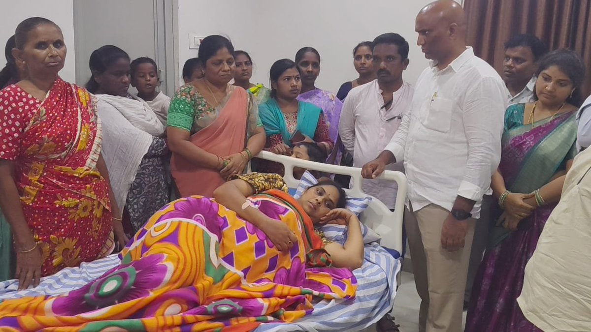 PrashantSwaero's tweet photo. భద్రకాళి తల్లి సాక్షిగా న్యాయం జరగాలి..!

భద్రకాళి అమ్మవారి ఆలయం ఏర్పడక ముందే, తరతరాలుగా అక్కడే జీవిస్తూ, అదే తమ ఊరు, అదే తమ జీవనాధారం అని భావించి జీవిస్తున్న చేరబండ రాజు కాలనీ వాసులపై కాంగ్రెస్ ప్రభుత్వం చేస్తున్న దోపిడీ అన్యాయాన్ని ఖండిస్తున్నాం.

ఆ కుటుంబాల తాతలు, ముత్తాతలు భద్రకాళి అమ్మవారి ఆలయ నిర్మాణానికి తమ వంతు సహకారం అందించారు. ఆలయానికి వెళ్లే దారికోసం కూడా తమ భూమిని ఇచ్చిన చరిత్ర వారికి ఉంది.

అలాంటి కుటుంబాలను ఈరోజు కాంగ్రెస్ ప్రభుత్వం వారి నివాస స్థలాల నుంచి వెళ్లగొట్టాలని ప్రయత్నించడం సిగ్గుచేటు.

ప్రజలు ఎన్నో ఏళ్లుగా అక్కడే నివసిస్తుంటే, వారి సమస్యలను పరిష్కరించాల్సిన ప్రభుత్వం వారిని ఇబ్బందులకు గురిచేయడం, ప్రాథమిక సౌకర్యాలను నిరాకరించడం, భయాందోళనలకు గురిచేయడం ప్రజాస్వామ్య స్ఫూర్తికి విరుద్ధం.

ప్రజల భూములపై కన్నేసి, వారిని బలవంతంగా ఖాళీ చేయించి భూములను స్వాధీనం చేసుకోవాలనే ప్రయత్నాలు ఉంటే వాటిని ప్రజలు ఎప్పటికీ సహించరు. 
పేదల కన్నీళ్లపై అభివృద్ధి అనే పేరుతో నిర్మించే ఏ ప్రాజెక్టుకూ ప్రజల మద్దతు ఉండదు.
చేరబండ రాజు కాలనీ వాసులకు న్యాయం చేయాలి.

తరతరాలుగా నివసిస్తున్న ప్రజల హక్కులను కాపాడాలి,వారిపై జరుగుతున్న వేధింపులు, దాడులను వెంటనే నిలిపివేయాలి.
భద్రకాళి తల్లి ఆశీస్సులతో జీవిస్తున్న ప్రజలకు అన్యాయం జరిగితే, ఆ తల్లి కూడా సహించదు.

కాంగ్రెస్ ప్రభుత్వం చేతిలో దారుణంగా దాడికి గురైన చేరబండ రాజు కాలనీ వాసులను పరామర్శించిన BRS నాయకులు మంద శ్యామ్ గారు.

"పేదల హక్కులు కాపాడాలి,చేరబండ రాజు కాలనీని రక్షించాలి!" ✊🏻

#JusticeForCherabandaRajuColony