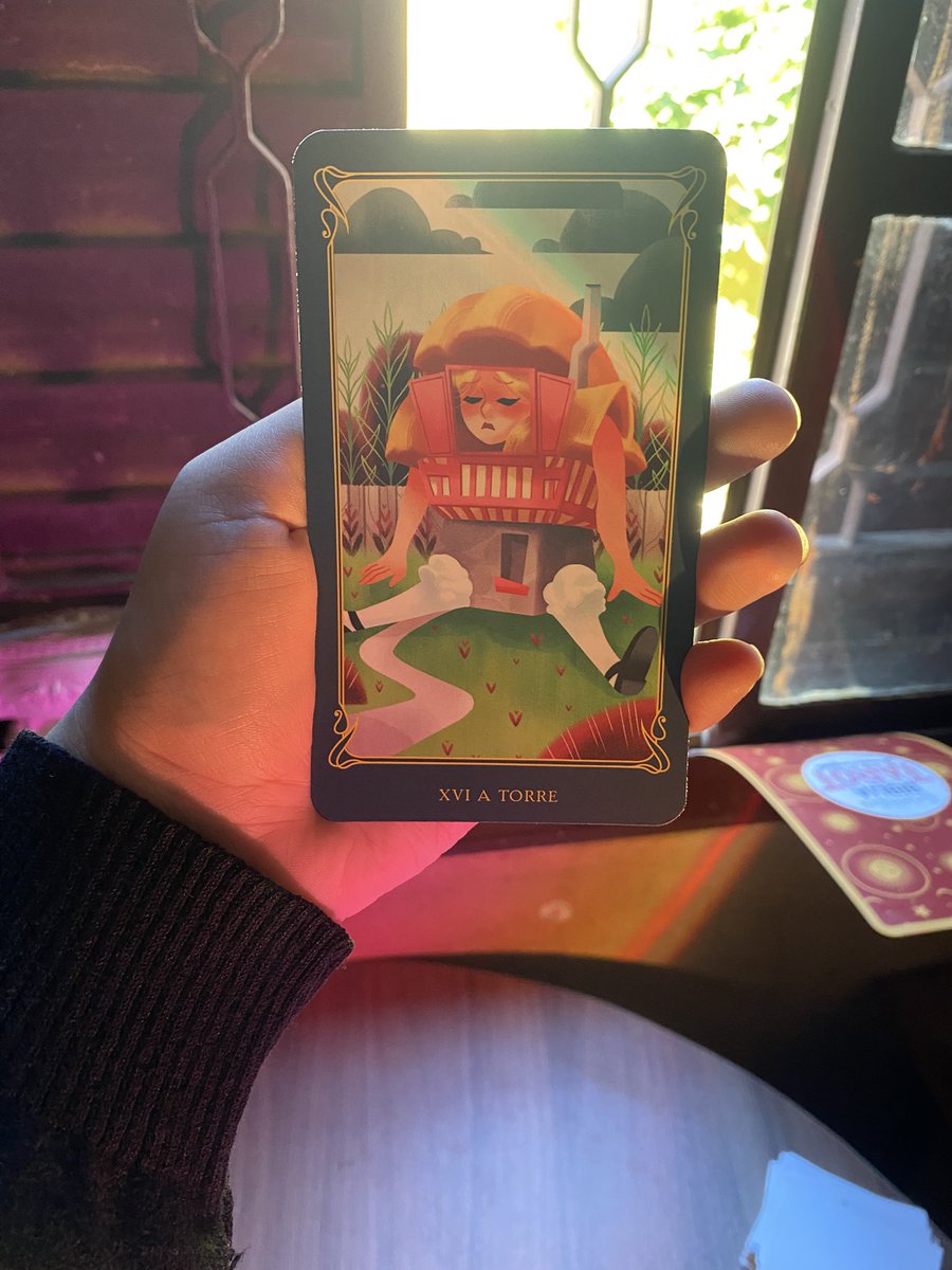 seerelois's tweet photo. nesta carta do tarot temático da Alice, A TORRE tem a descrição em que ela (alice) COME o bolo que faz com que cresça e se PRENDA na casa. a torre aqui representa uma catástrofe ou um acontecimento abrupto com base das próprias escolhas mas trazendo uma grande lição envolvendo conhecimento sobre os próprios erros