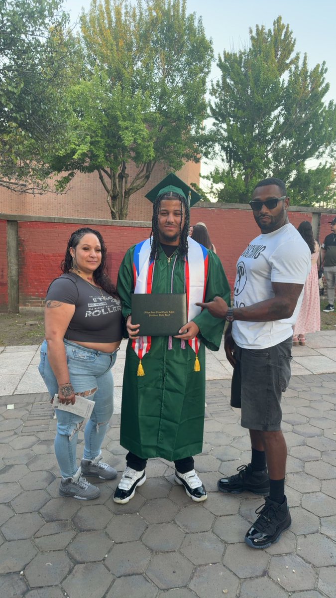 XBarnesss's tweet photo. Big achievement and another step forward in life. Next stop college/collage football https://t.co/nn0iUuNGTL