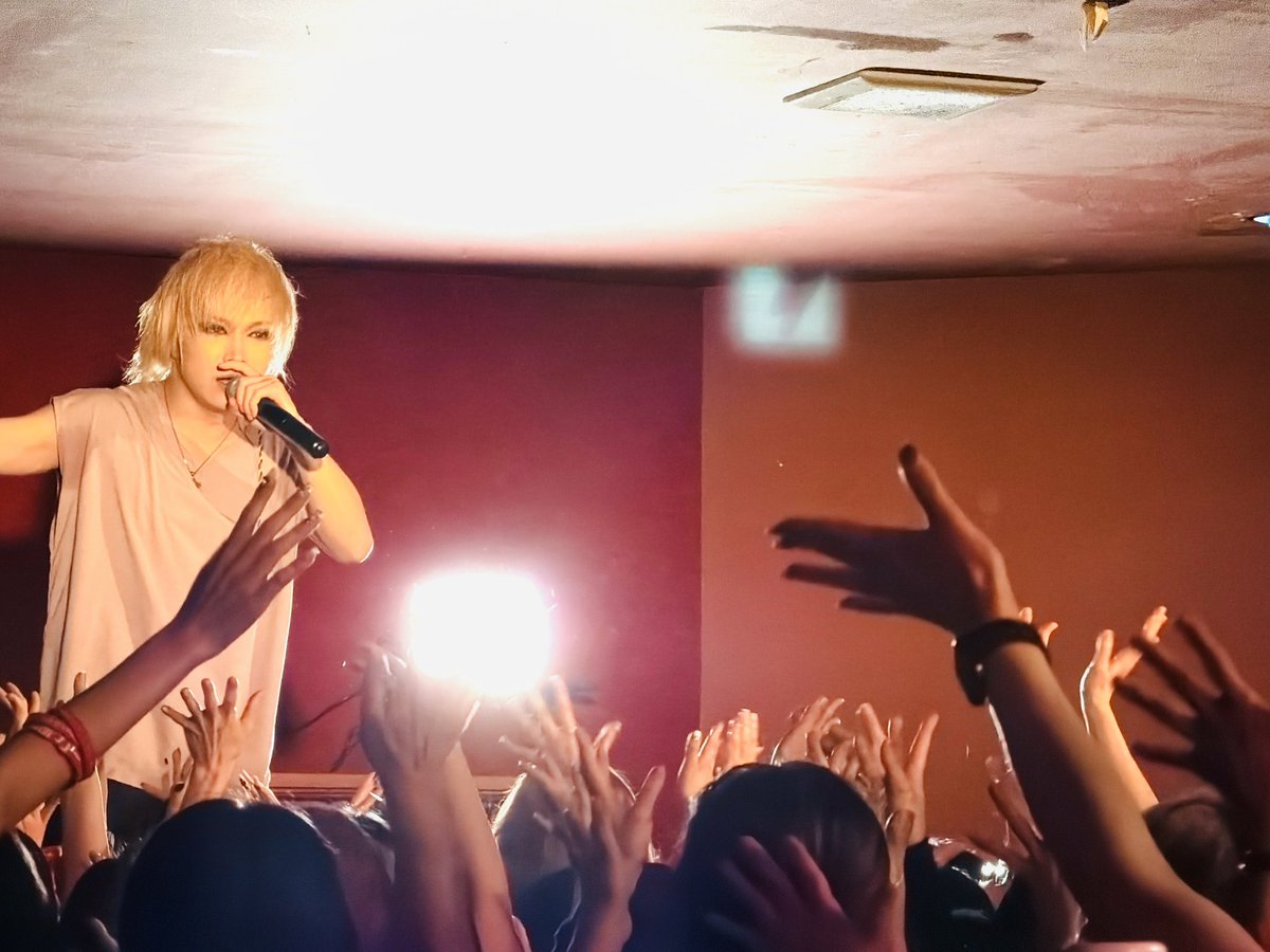 TOMOKA0923's tweet photo. 鬼龍院さん
お誕生日おめでとうございます！

#おたおめツアー　ファイナルin東京

四人全員のヘアメイクをさせて頂きました🙏
#ヘアメイク
#マッサージ
#素人携帯カメラマン
#素敵引き込まれるこの瞬間を撮りたいと思う気持ち

#気持ちを大事に新たな挑戦をし続ける刺激をもらえる人

#お誕生日おめでとう御座います
#鬼龍院翔