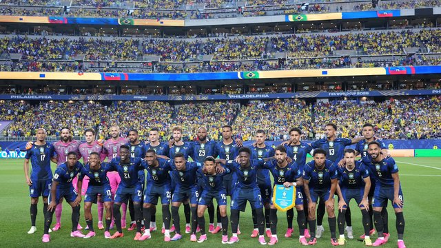 LeoVilhenaReal's tweet photo. Ontem, durante a transmissão da #CopadoMundo pelo @SBTonline, no jogo #Brasil x #Haiti, o veterano narrador @galvaobueno afirmou que esta seleção, referindo-se à #SeleçãoBrasileira, é a pior desde 1974.

Concordo. É um fato concreto.

E, na minha insignificante opinião, esta seleção não vai ganhar esta Copa por várias razões que, somadas, a tornam uma das piores da história:

• Mal convocada.

• Está provado que patrocinadores influenciaram as convocações.

• Sem esquema tático.

• Sem um perfil definido.

• Excesso de egos.

• Excesso de estrelismo. Reparem como, a cada lance, os jogadores olham para os telões.

• Jogadores fracos, lentos e arrogantes.

• Alguns parecem mais preocupados com cremes e perfumes do que com futebol.

O futebol raiz acabou. E, com ele, parte da essência que fez a Seleção Brasileira ser temida e respeitada em todo o mundo.