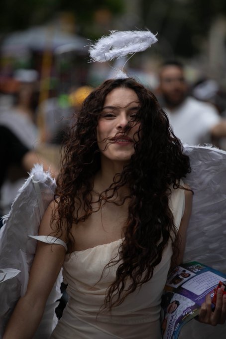 Alejandra Omaña - 4 pic. Pura lucha 🔥❤️ Mujeres con conciencia social que se la juegan por la Vida, por la educación gratuita, por el agua, los páramos, la vida, por los y las trabajadoras, por el derecho a decidir por nuestros cuerpos, por @ivancepedacastr 🫰🫰🏼🫰🏻🔥 📷 @BogotaBandit https://t.co/WU37BUupXR