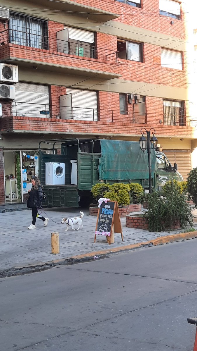 vict0camp0's tweet photo. Además de Pedidos Ya y Uber, parece que los gendarmes pueden trabajar de fleteros y mudanzas... ¡qué gran noticia! imagino que el servicio debe ser baratísimo porque la nafta, la VTV, y seguramente algún changarín ya deben venir pagos con los impuestos de todos!! https://t.co/4OFJHVJOrx