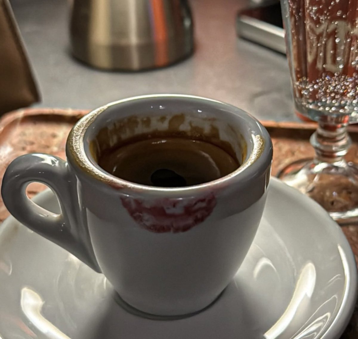 ri0_i9's tweet photo. شعور عظيم أنك تنضج فكريًا
أنك ف��مت الحياه والناس
لا تتأثر بالوعود والغياب
لم تعد تضخم الأحداث والناس وحتى تلك الأشياء التي كانت يومًا ما تبدو لك عظيمه وضعتها في حجمها الطبيعي حريص على راحتك، وطمأنينتك، وهدوئك
وما يقرّبك منها 🤎🤎 https://t.co/wna3dJ5HK5