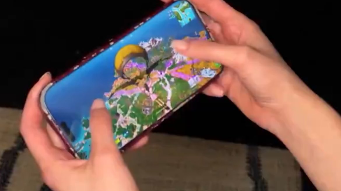 updateoliviabr's tweet photo. OLIVIA RODRIGO JOGANDO COM SUA SKIN NO FORTNITE. 😭 https://t.co/HqgU5gfYo8