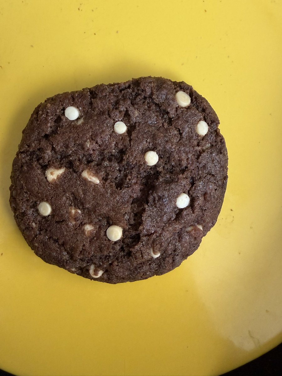 TyTroncoso's tweet photo. Bakers dozen- cuando siempre sale una galleta extra y te la guardas para disfrutarla a solas sin compartir. Doble chocolate de @ty_bakery https://t.co/qFFBKvCtlF