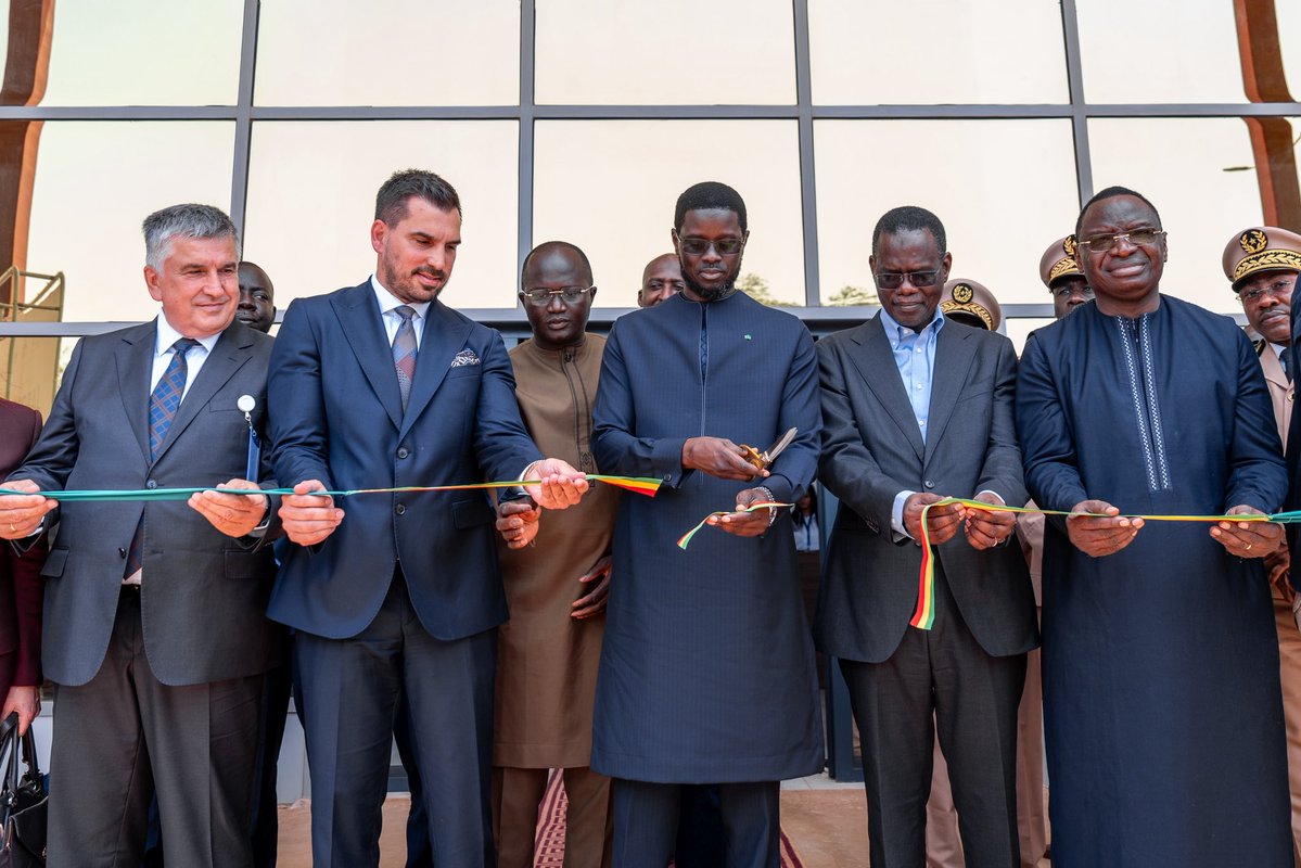 PR_Senegal's tweet photo. Le @PR_Diomaye a parcouru le TER jusqu’à AIBD, via le nouveau tronçon Diamniadio-AIBD,lancé les travaux de la gare de Sébikotane,puis inauguré l'usine AVCI à Diamniadio. Le rail qui relie les territoires et l'usine qui transforme notre coton, voilà la #VisionSN50 qui prend corps. https://t.co/1fpTpO43Jp
