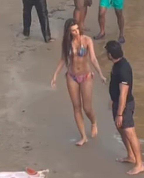 MrNavelist's tweet photo. Kriti sanon ultra secsee hot bikini bts 

She's a bomb 🥵 https://t.co/o1D72EpScE