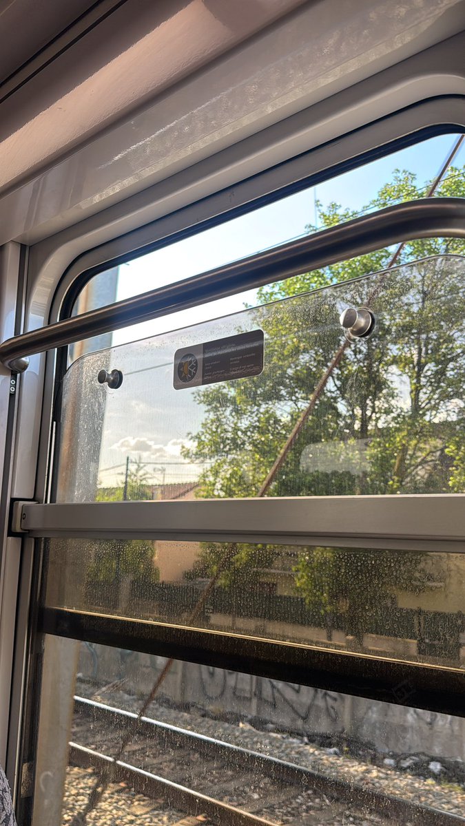 Yuva93100's tweet photo. @RERB pitié annoncer aux usagers de fermer les fenêtres quand la Clim fonctionne. Un message quelques chose, car il ne comprennent pas et les fenêtres ouvertes avec la climatisation aucun intérêt ! https://t.co/kzsrvQuiv8