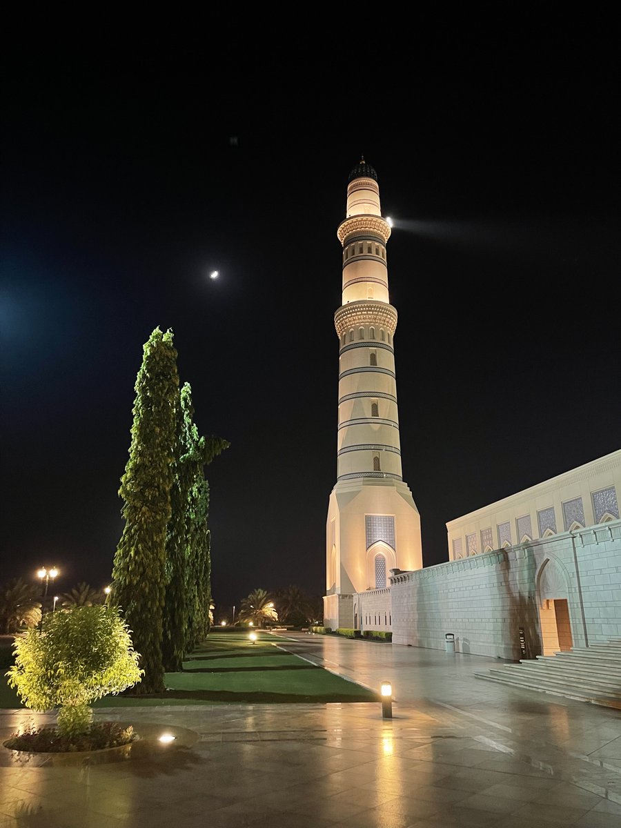 MohadmA's tweet photo. يتلألأ القمر بين المئذنة والأشجار، فيضيء المكان بنورٍ يبعث الطمأنينة والجمال.#مساء_الخير https://t.co/MXFBJcFcrO