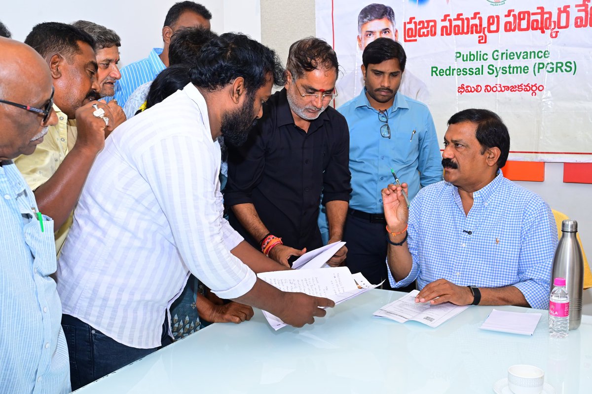 Ganta_Srinivasa's tweet photo. ఈరోజు నిర్వహించిన ప్రజా సమస్యల పరిష్కార వేదిక (P.G.R.S.) లో ప్రజల నుంచి వచ్చిన వినతులను స్వీకరించి పరిష్కారానికి అధికారులకు ఆదేశాలిచ్చాను. సింహాచలం B.R.T.S. రోడ్డు నిర్మాణంలో ఇళ్లు కోల్పోయిన  వారి పెండింగ్‌ T.D.R.ల జారీ ప్రక్రియను వేగవంతం చేయాలని జీవీఎంసీ టౌన్ ప్లానింగ్ అధికారులకు చెప్పాను. రెవె��్యూ, హౌసింగ్, పురపాలక శాఖలకు సంబంధించి వచ్చిన వివిధ సమస్యలకు పరిష్కారం చూపించడం జరిగింది.