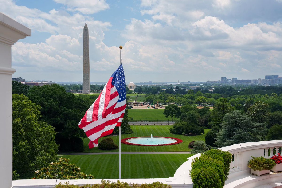 Albertmkcin's tweet photo. One year ago 
My best love’s nation 
My love country has been back 
United States of America 🇺🇸 
I IOVE YOU https://t.co/8bJQwsYCnE