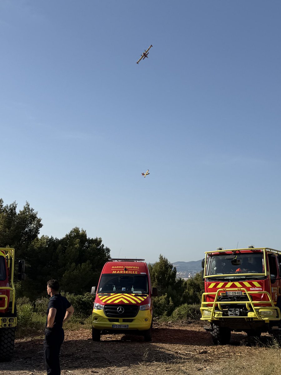 ArnaudDrouot's tweet photo. Le feu est désormais fixé. 
La soirée et la nuit vont être longues pour les @MarinsPompiers qui montent désormais à pieds pour éteindre l’incendie.  
Merci a eux ! https://t.co/CHSzXEU9eT