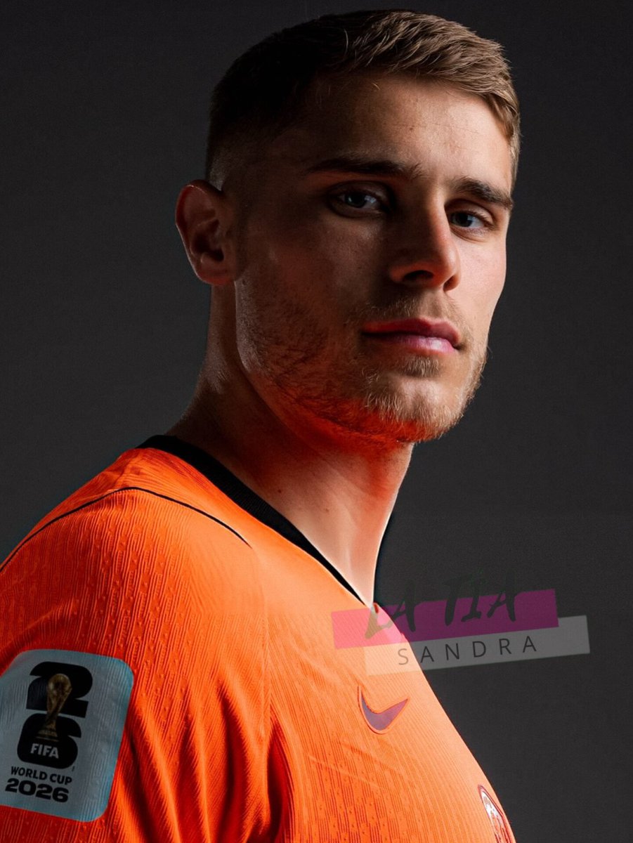 TuTiaSandra's tweet photo. ‼️ El es el jugador más guapo de la selección de fútbol de PAÍSES BAJOS 🇳🇱 

Con 25 años, el neerlandés MICKY VAN DE VEN es considerado uno de los futbolistas más atractivos del momento, destacando en los listados de galanes del Mundial 2026.

El defensa del Tottenham Hotspur atrae miradas por su estilo nórdico, su estatura de 1.93m, su cabello rubio y una seguridad imponente dentro y fuera de la cancha. HOLANDA 👀