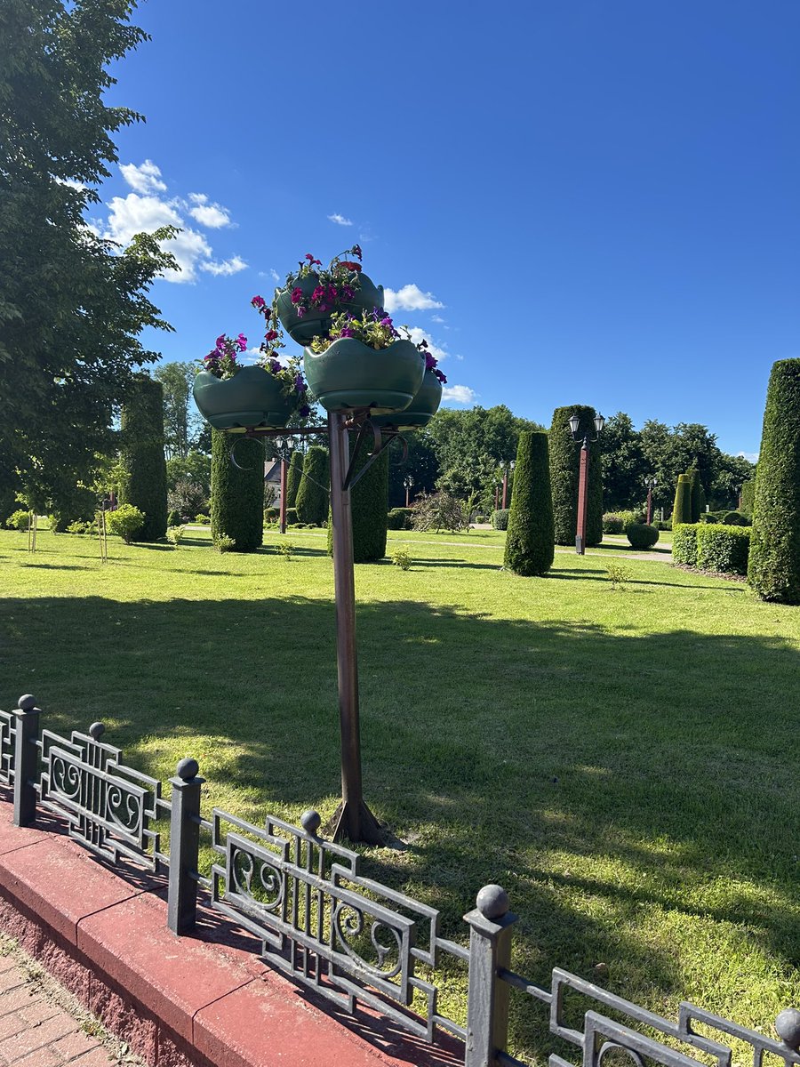 Patricgouree's tweet photo. проехали Витебск и специально проехали в провинциальный городок Полоцк, в надежде увидеть хоть какой-то беспорядок. Не тут- то было. Все фото из Полоцка. Стройные красивые женщины, вылощенные памятники советским воинам, погибшим в годы войны, милые ресторанчики с террасами и https://t.co/iARAO7UyCM