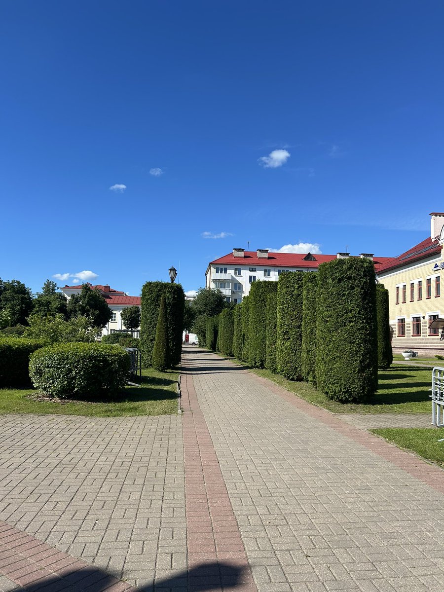 Patricgouree's tweet photo. проехали Витебск и специально проехали в провинциальный городок Полоцк, в надежде увидеть хоть какой-то беспорядок. Не тут- то было. Все фото из Полоцка. Стройные красивые женщины, вылощенные памятники советским воинам, погибшим в годы войны, милые ресторанчики с террасами и https://t.co/iARAO7UyCM