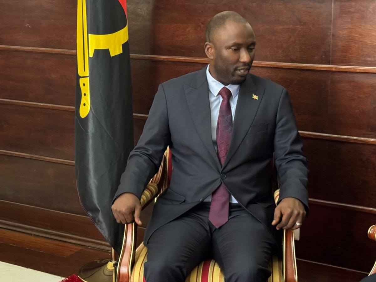 mrmeict's tweet photo. En marge du #Luanda 17-19 juin 2026 🇧🇮🤝🇦🇴, un message présidentiel du #Burundi adressé à S.E. João Lourenço a été remis à S.E. Tete António ministre des affaires étrangères par Dr.Hassan Kibeya du #mrmeict, renforçant la coopération bilatérale.
#Diplomatie #Burundi #Angola #UA https://t.co/QkXJeHz0Pd
