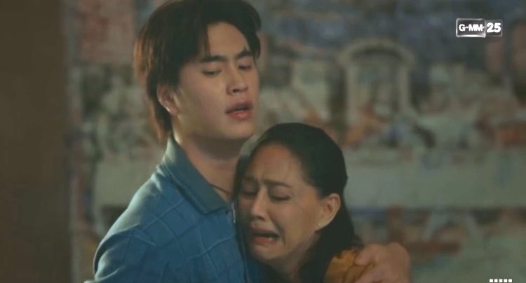 bluskyyflower's tweet photo. #TicketToHeavenEP4
  ◞ #Gemini_NT #เจมีไนน์ 

อยากชมน้องเจม ด้วยความที่น้องเคยพูดมาตลอดว่าตัวเองไม่ค่อยมั่นใจเรื่องการแสดง แต่วันนี้เหมือนประตูบานใหม่ได้เปิดต้อนรับน้องอย่างเต็มตัว ผ่านบทบาทที่ทั้งท้าทายและกดดันไม่น้อย

ตั้งแต่อีพีแรกจนถึงอีพี 4 ยังไม่เห็นอะไรที่ค้านสายตาเลยในแง่ของการแสดง น้องทำการบ้านมาดีมาก ไม่ว่าจะเป็นการออกเสียง การใช้โทนเสียงที่แตกต่างจากคาแรกเตอร์อื่น การถ่ายทอดอารมณ์ผ่านสีหน้า แววตา หรือแม้แต่ภาษากายเล็กๆน้อยๆ ทุกอย่างดูเป็นธรรมชาติและทำให้เชื่อว่า นี่คือตัวละครของบาร์ธจริงๆ

ที่น่าชื่นชมไปกว่านั้นคือการต้องประชันบทบาทกับนักแสดงฝีมือระดับแถวหน้าของวงการ ซึ่งไม่ใช่เรื่องง่ายเลยสำหรับนักแสดงที่ยังอยู่ในช่วงค้นหาและพัฒนาศักยภาพของตัวเอง แต่น้องเจมกลับยืนอยู่ในซีนได้อย่างน่าประทับใจ ส่งอารมณ์ รับอารมณ์ และพาตัวละครไปข้างหน้าได้ดีมาก

เรื่องนี้พิสูจน์ให้เห็นว่าน้องเจมมีศักยภาพด้านการแสดงมากกว่าที่หลายคนเคยสบประมาทไว้ และเชื่อว่าหลังจากนี้ยังมีอะไรให้เราได้เห็นจากน้องอีกเยอะมาก🥺🪽